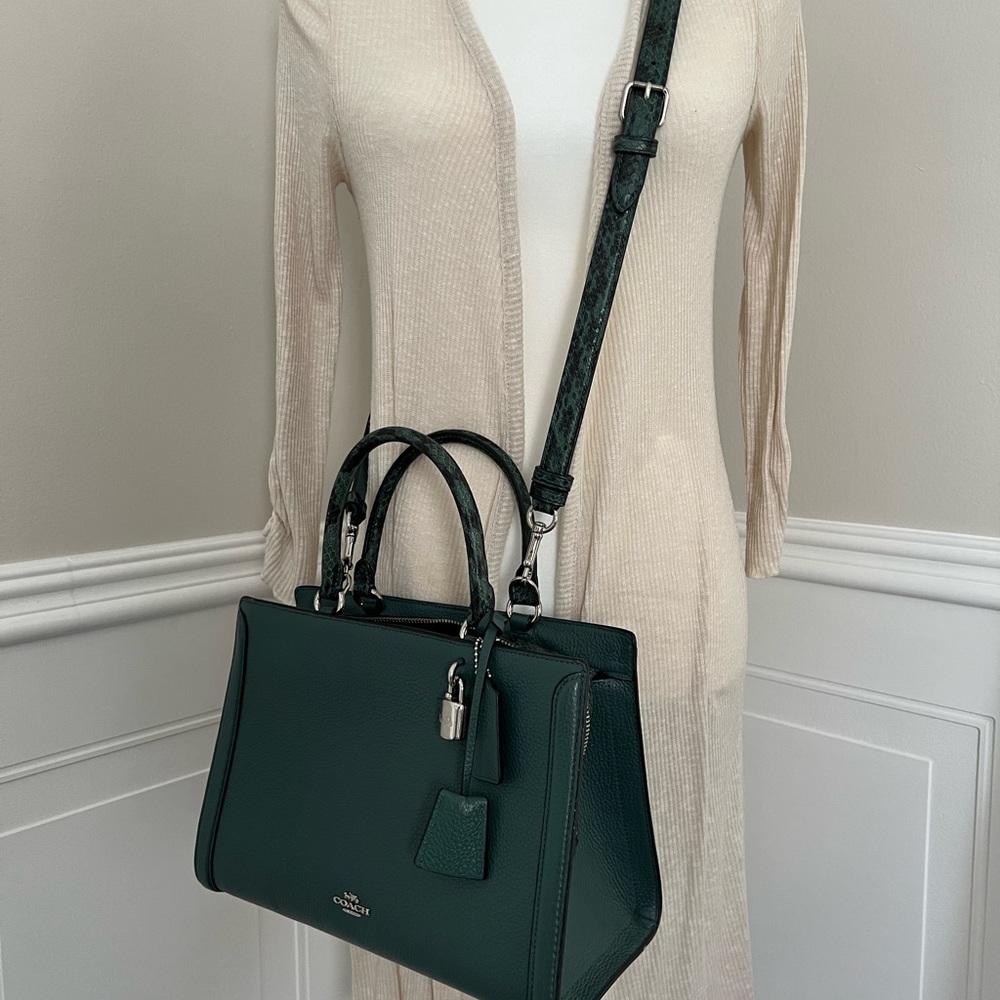 Coach purse 
Style: ZOE CARRYALL